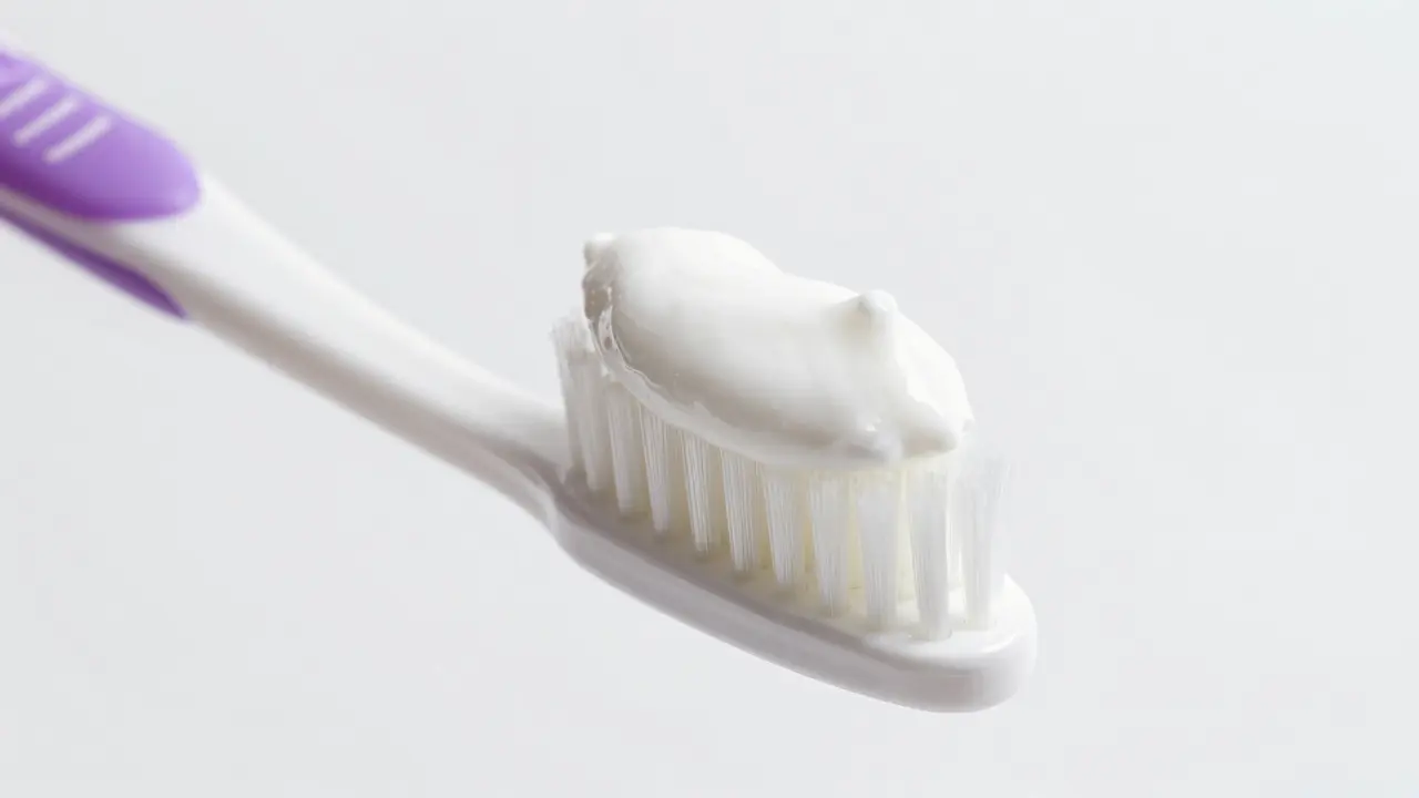 Měkký kartáček na zuby s pastou pro citlivé zuby.